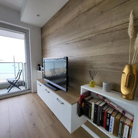 T2 Face Avec Balcon, Cuisine Equipee Et Tv - Fr-1-92-908 Apartment